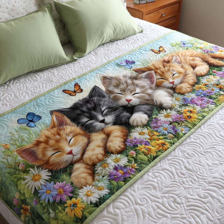 Couverture de lit matelassée avec des chatons endormis